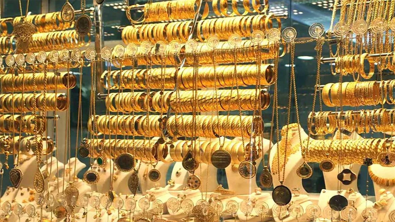 تراجع أسعار الذهب محليًا وعالميًا وسط سيطرة الدولار وتزايد حدة التصعيد الإقليمي